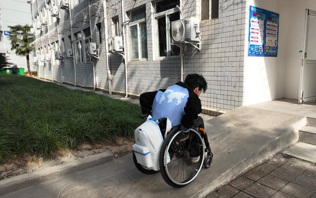 开云-一个轮椅少年在足球场当守门員(yuán):撕去“励志”标签,为“普通”欢呼